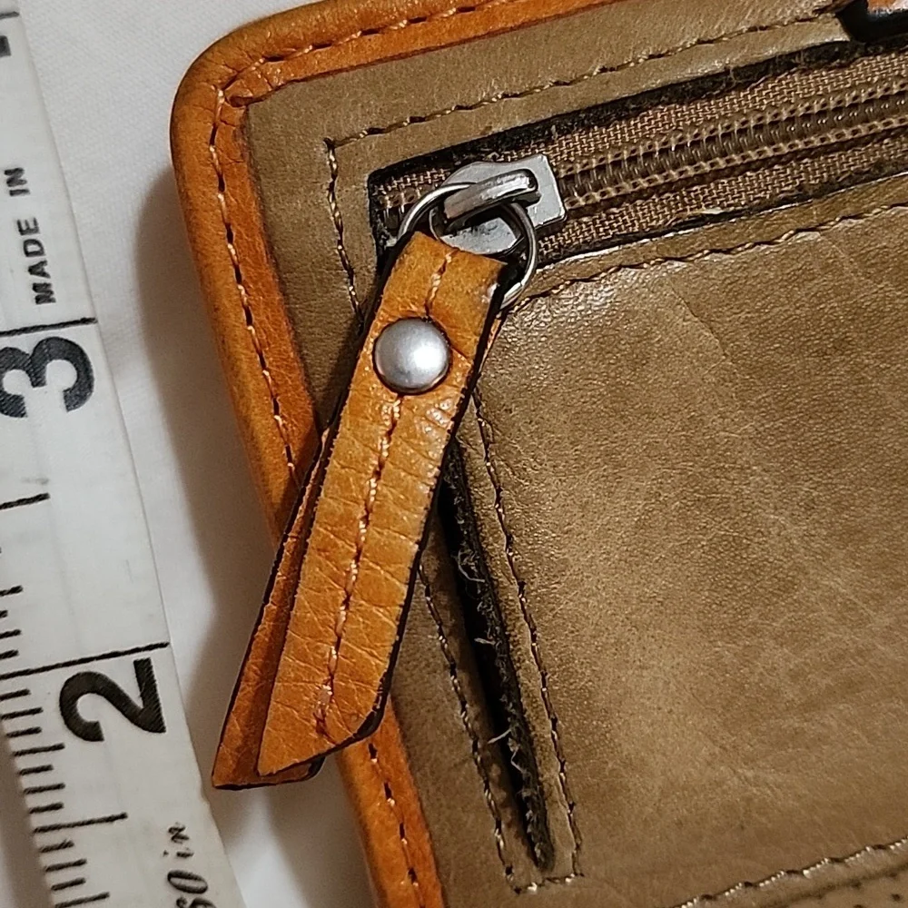 womans Fossil bi-fold wallet - Picture 3 of 8